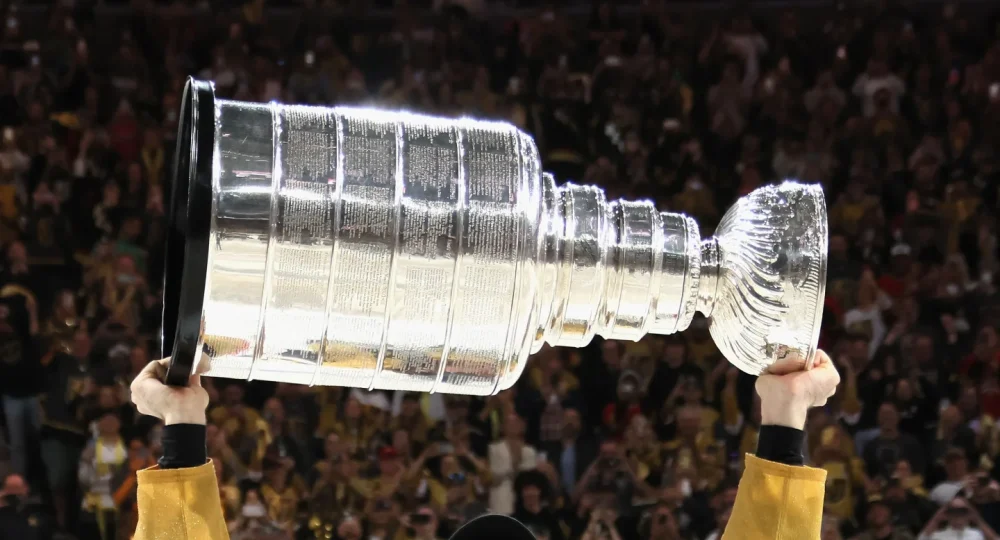 A Stanley Cup sendo erguida. Reprodução/ Bruce Bennett/GettyImages