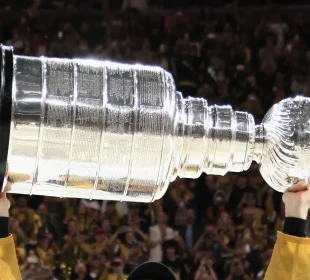 A Stanley Cup sendo erguida. Reprodução/ Bruce Bennett/GettyImages