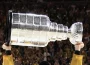 A Stanley Cup sendo erguida. Reprodução/ Bruce Bennett/GettyImages