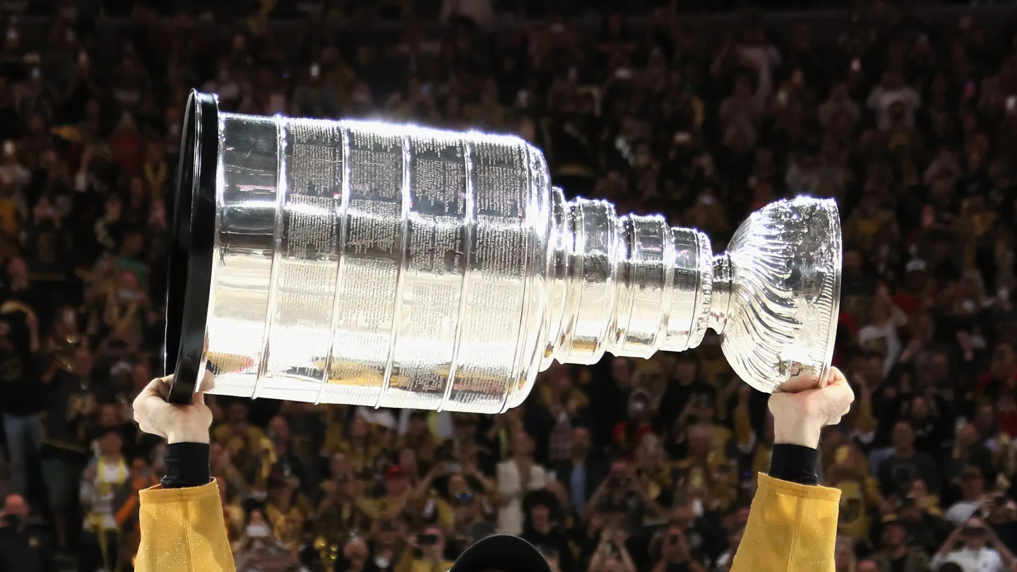 A Stanley Cup sendo erguida. Reprodução/ Bruce Bennett/GettyImages