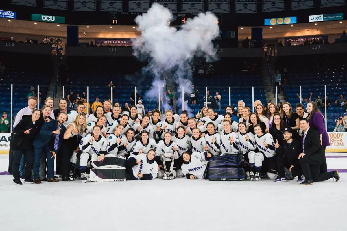 O time de Minnesota após conquistar a Walter Cup em 2024. Reprodução/PWHL