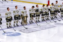 Jogadores da Lindenwood University posicionados no gelo para a execução do hino nacional. Reprodução/ Lindenwood University Athletics