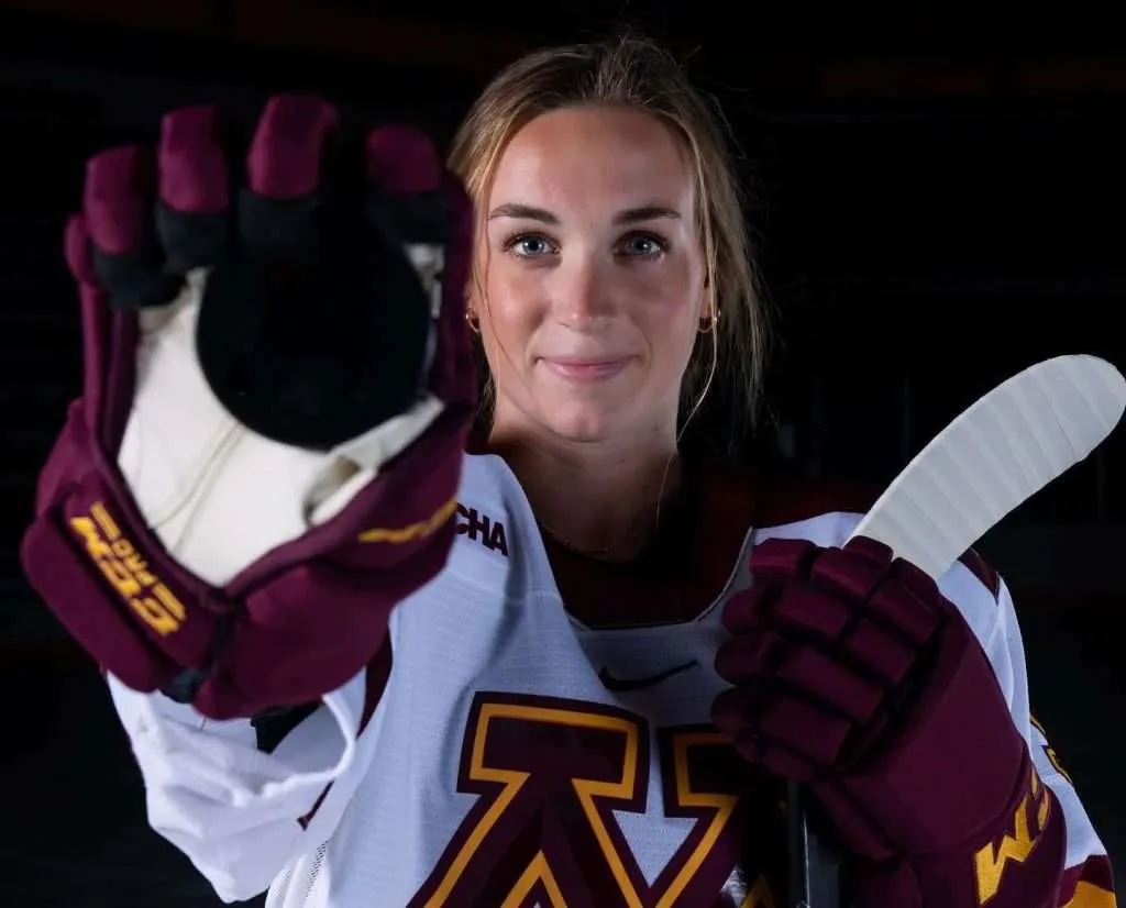 Taylor Heise, MVP da temporada inaugural da PWHL de 2024, jogou pela Universidade de Minnesota. Reprodução/Hockey Camps