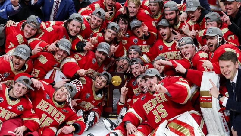 Jogadores do Denver com trófeu de campeão 2024 da DI da NCAA (Reprodução/ NCAA)