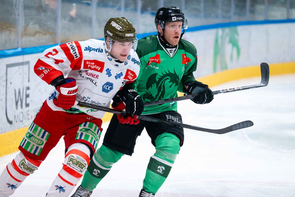 Jogador do HC Bolzano contra o Olimpija Ljubljana