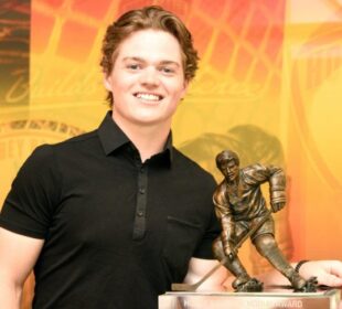 Cole Caufield foi o vencedor do Hobey Baker Award de 2021 (Reprodução: Hobey Baker Foundation).