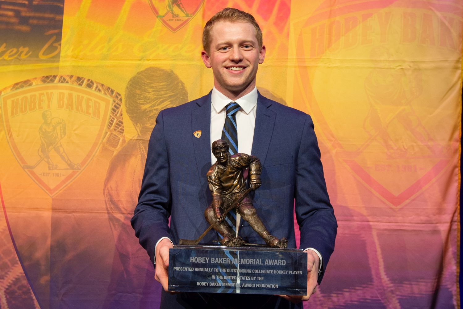 Dryden McKay com o troféu do Hobey Baker Award (Reprodução: Jim Rosvold)