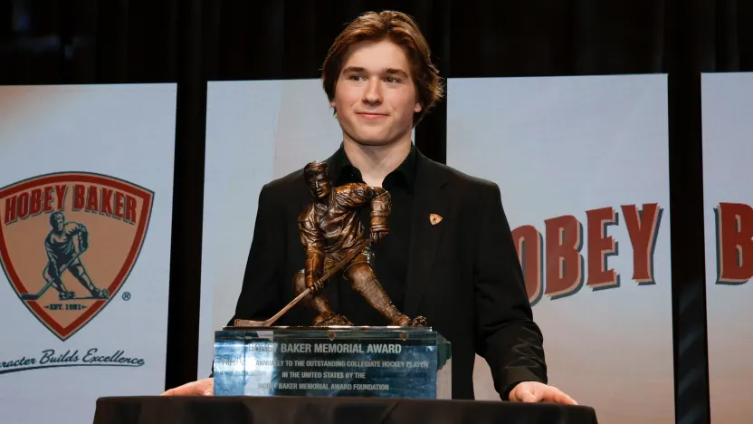 Macklin Celebrini vencedor do Hobey Baker Award 2024. (Reprodução/ Richard T Gagnon/Getty Images)