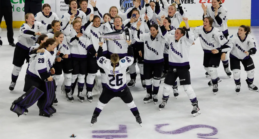 Kendall Coyne Schofield levantando a Walter Cup com suas companheiras de equipe (Reprdução: AP/Mary Schwalm)