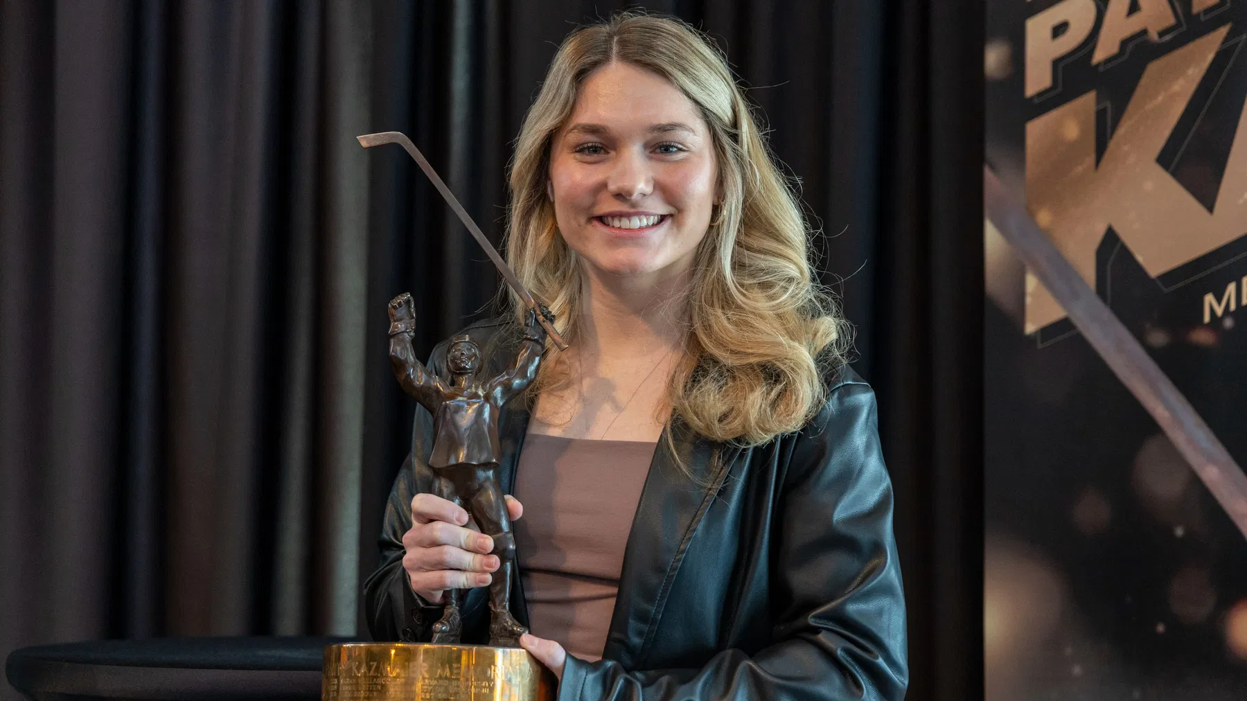 A vencedora da temporada 2024-25 do Patty Kazmaier Award, Casey O’Brien da Universidade de Wisconsin. (Reprodução: The Hockey News)