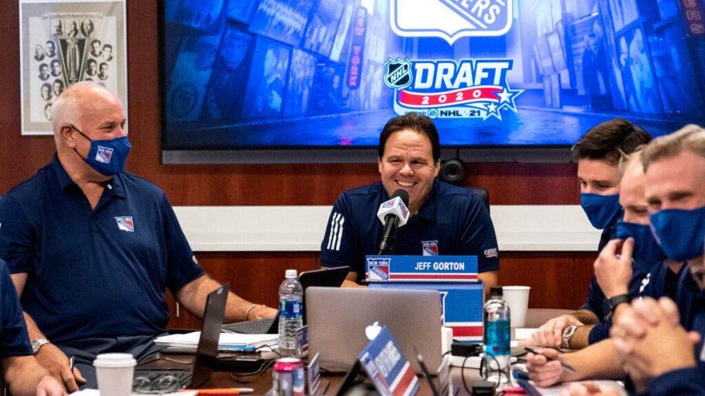 Jeff Gorton, John Davidson e outros integrantes dos Rangers na mesa para o draft da NHL
