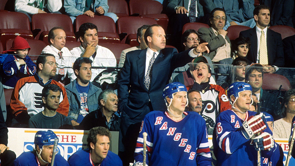 Mike Keenan, treinador dos Rangers, comandando o time em 1993-94.