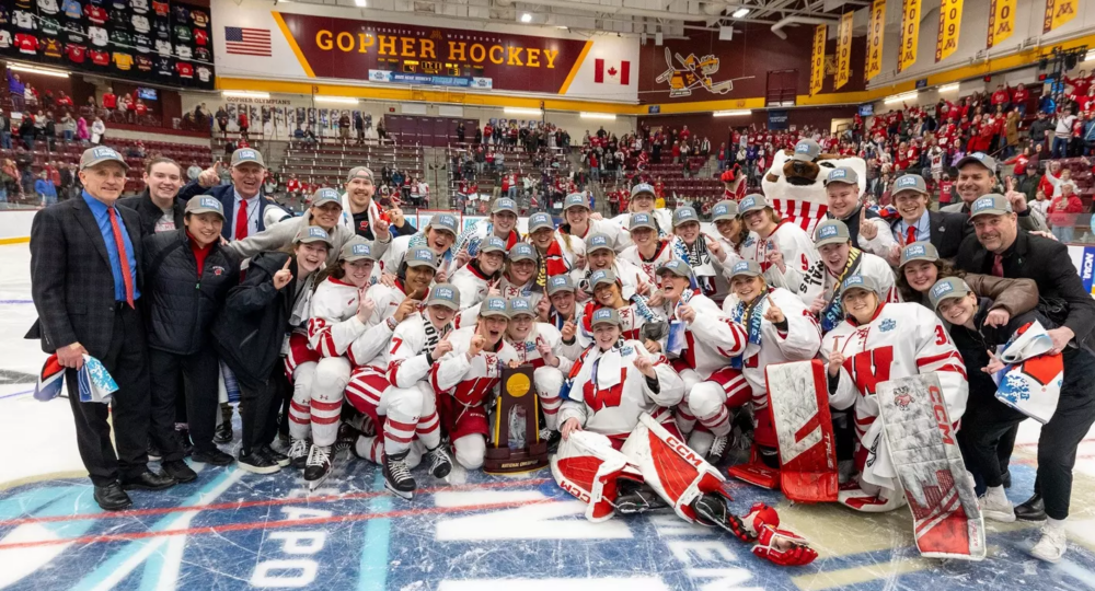Wisconsin vencedor da temporada 2024-25 National Collegiate Women's Ice Hockey Championship. (Reprodução: UWBadgers)