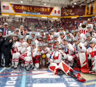 Wisconsin vencedor da temporada 2024-25 National Collegiate Women's Ice Hockey Championship. (Reprodução: UWBadgers)