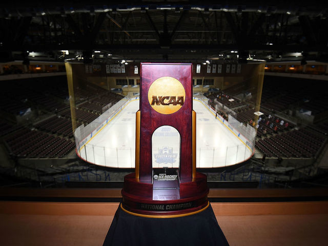 Troféu do National Collegiate Women's Ice Hockey Championship (Reprodução: Justin Berl/ NCAA Photos / Getty Images)