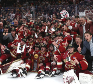 Pioneers após vencerem o Men's Hockey National Championship da NCAA de 2022 (Reprodução: Damian Strohmeyer/NCAA)