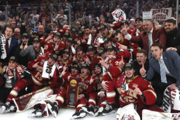 Pioneers após vencerem o Men's Hockey National Championship da NCAA de 2022 (Reprodução: Damian Strohmeyer/NCAA)