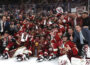Pioneers após vencerem o Men's Hockey National Championship da NCAA de 2022 (Reprodução: Damian Strohmeyer/NCAA)