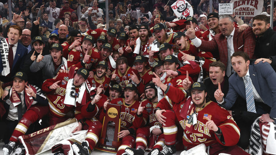 Pioneers após vencerem o Men's Hockey National Championship da NCAA de 2022 (Reprodução: Damian Strohmeyer/NCAA)