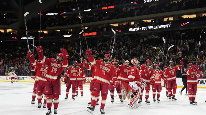 Denver Pioneers, o maior campeão do Men's Hockey National Championship. (Reprodução: Foto AP/Abbie Parr)