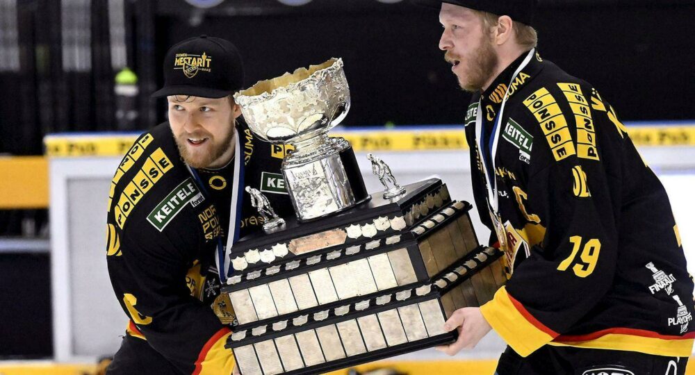 Jesper Mattila e Tuomas Kiiskinen erguem a Kanada-malja (Foto: Lehtikuva)