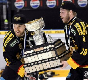 Jesper Mattila e Tuomas Kiiskinen erguem a Kanada-malja (Foto: Lehtikuva)