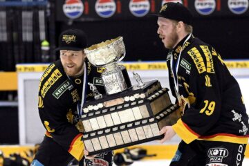 Jesper Mattila e Tuomas Kiiskinen erguem a Kanada-malja (Foto: Lehtikuva)