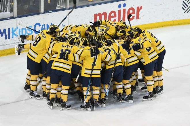Michigan Wolverines, um dos programas de hóquei universitário mais tradicionais da NCCA. (Reprodução: Lon Horwedel)
