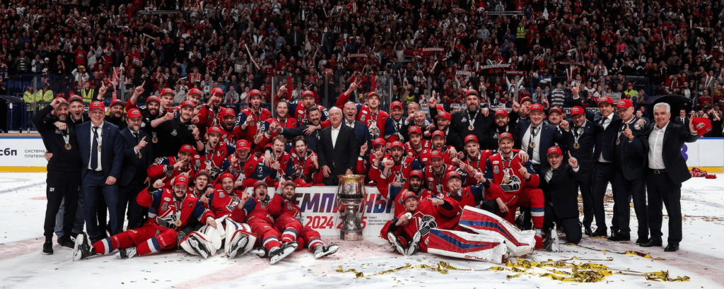 O Lokomotiv Yaroslavl campeão da Gagarin Cup 2025 posando com a taça